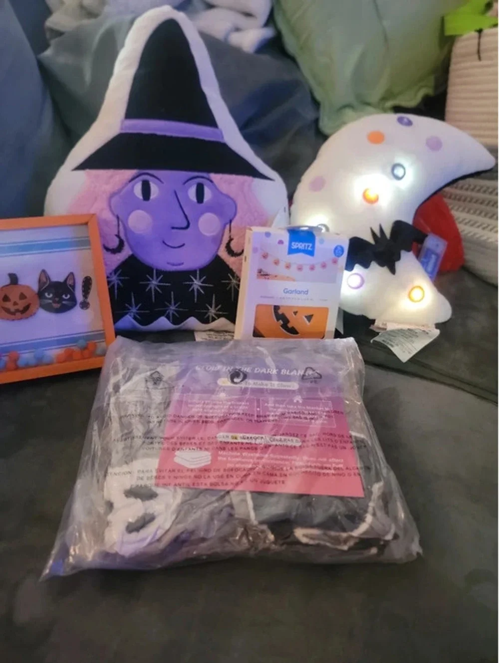 Halloween bundle! With glow in dark blanket read below